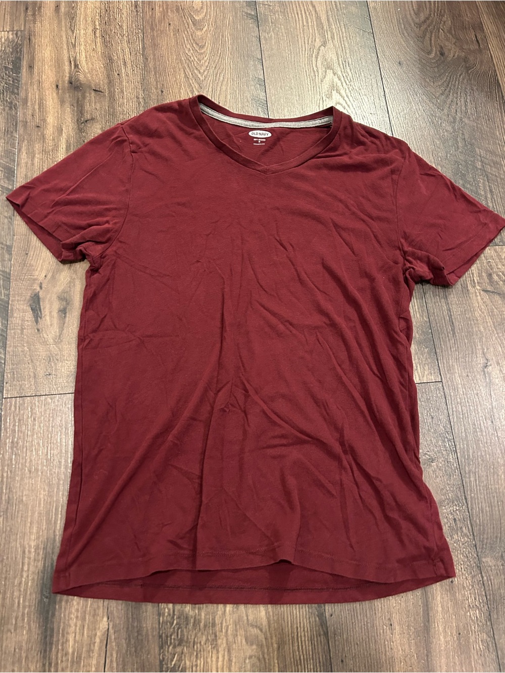 Old Navy Men's Medium V-Neck Tee in Deep Red